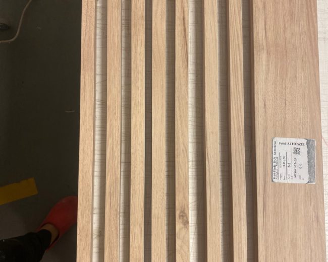 Egyedi fa előszobafal készítés