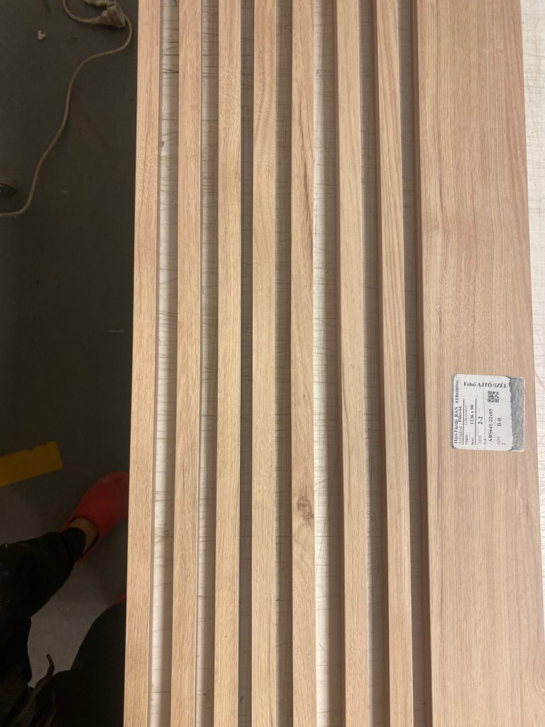 Egyedi fa előszobafal készítés