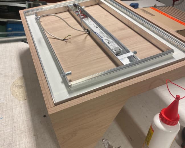 Egyedi bútor készítése világító elemmel kombinálva