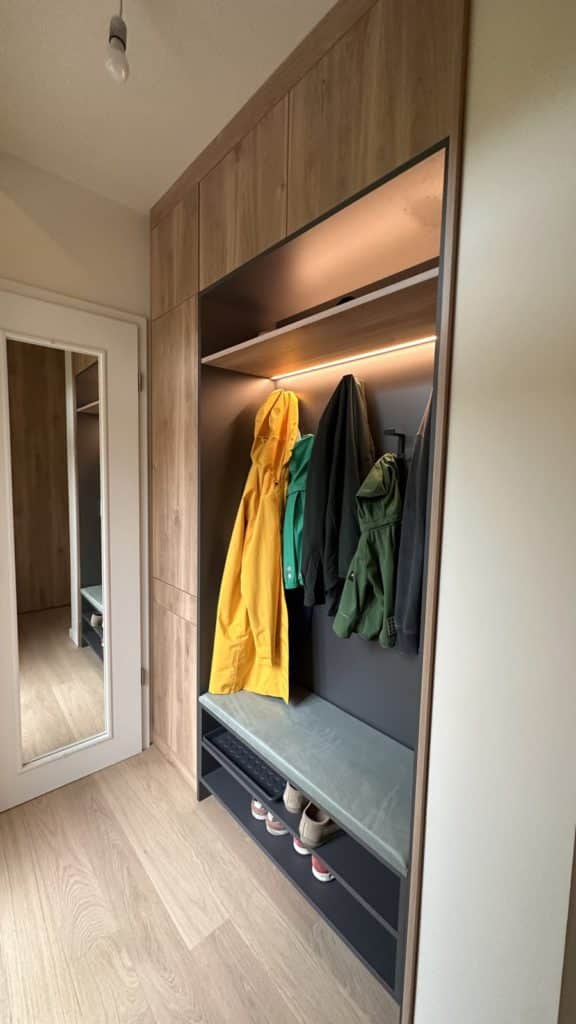 Előszobafal, kabát akasztó fából