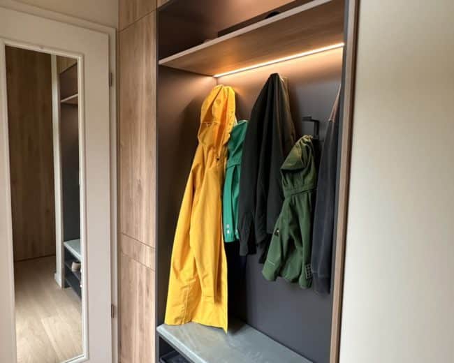 Előszobafal, kabát akasztó fából